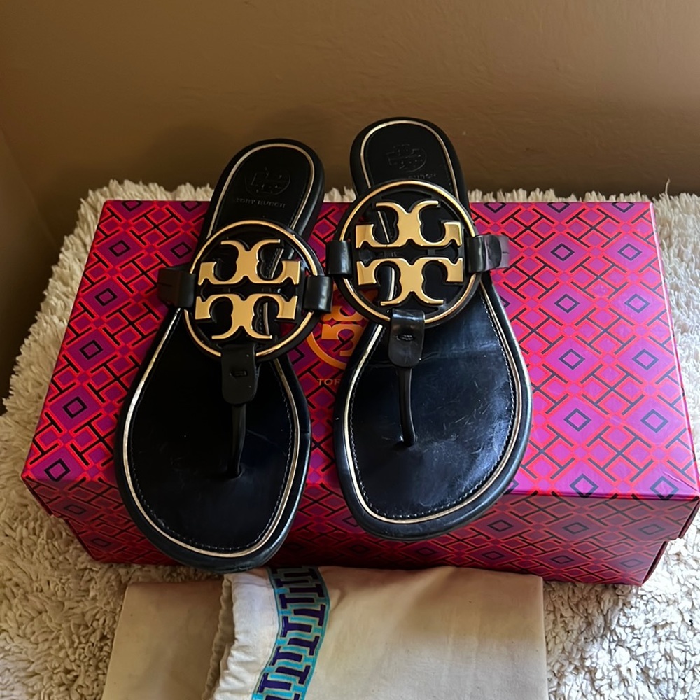 TORY BURCH Miller Sandal Metal Logo in Black and Gold.